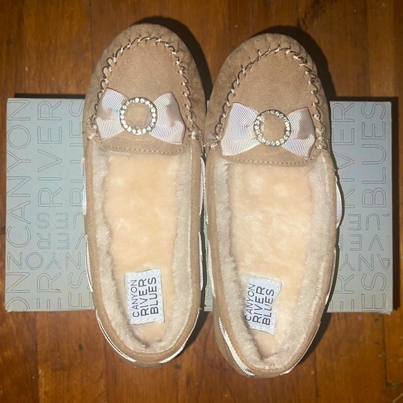 Canyon River Blues Girls Nieva Tan Faux Fur Line Moccasin Slippers Size 1 - Picture 1 of 6